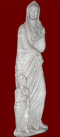 031. Statue representant une femme avec une jeune fille, probablement sa fille - 50-40 a.C.jpg